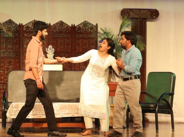 गलतफहमियों और हास्य ताने-बाने से गूंजे ठहाके