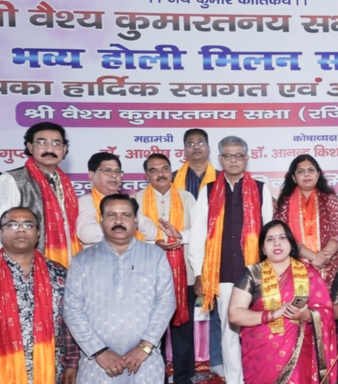 बरेली में वैश्य कुमार तनय ने खेली फूलों की होली – भजन संध्या में झूम उठा समाज