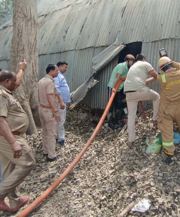 बरेली बिजली विभाग गोदाम में लगी आग, हजारों मीटर जले – रामपुर बाग कार्यालय परिसर में मची अफरा- तफरी, दमकल गाड़ियों ने पाया काबू