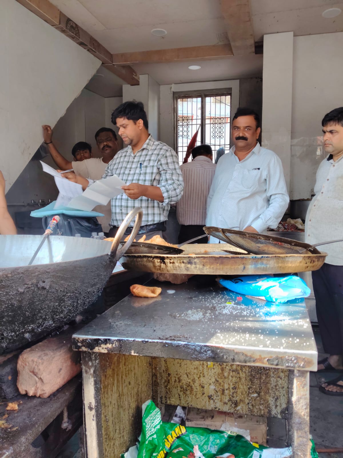 बरेली में त्यागी रेस्टोरेंट के समोसे जांच के घेरे में, नमूने भरे- एफएसडीए टीम ने नकली अंडों की तलाश में मारे छापे