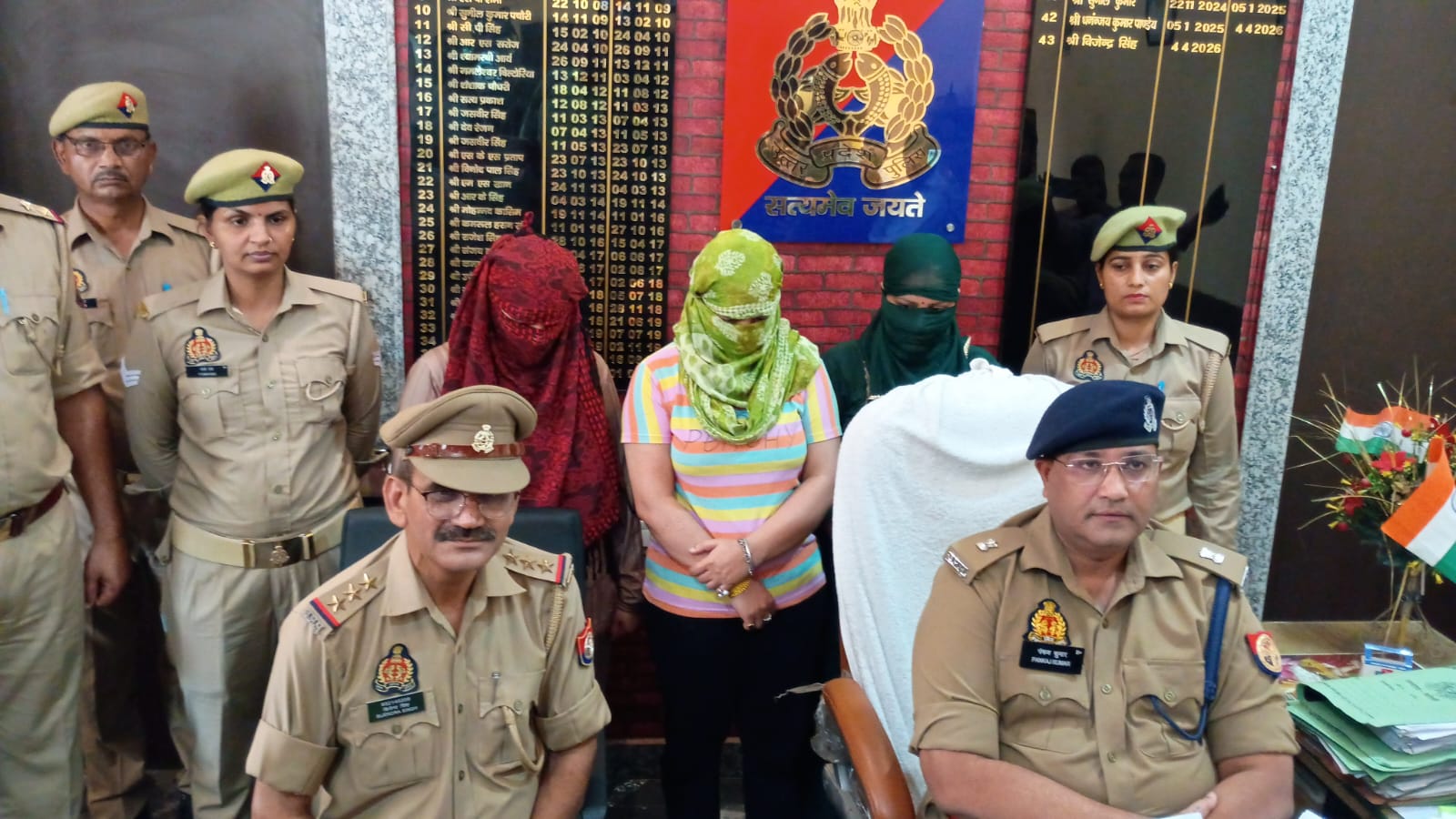 बरेली में दो बहनों ने फर्जी आईएएस अधिकारी बनकर की लाखों की ठगी- पुलिस ने दोनों बहनों समेत तीन महिलाओं को गिरफ्तार कर भेजा जेल