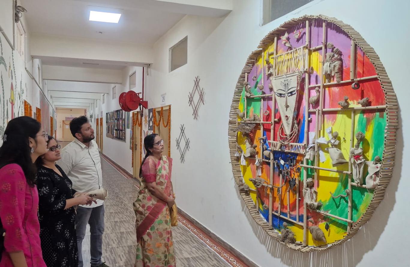 उपनिषद् की गूढ़ता रंगों में सजी: गंगाशील महाविद्यालय की चित्रकला प्रदर्शनी में उमड़ा जनसैलाब