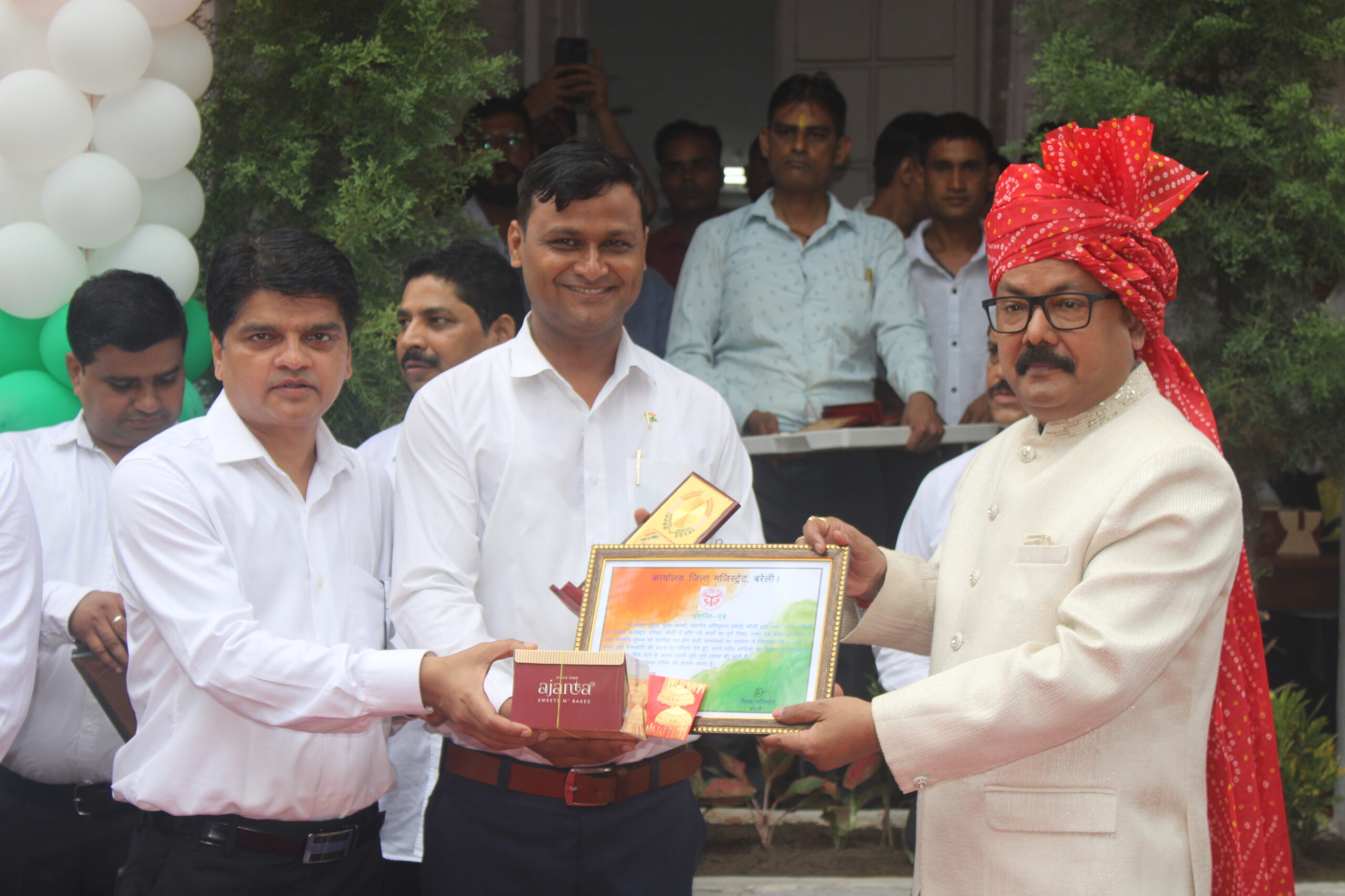 परिवार को बचाने वाले एलआईयू अधिकारी अमित कुमार सम्मानित