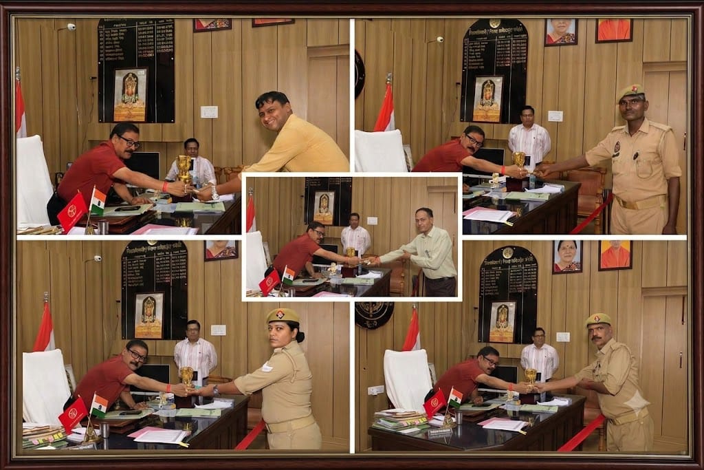 आत्मदाह की कोशिश नाकाम करने वाले आठ जांबाज सुरक्षाकर्मी को जिलाधिकारी अविनाश सिंह ने किया सम्मानित