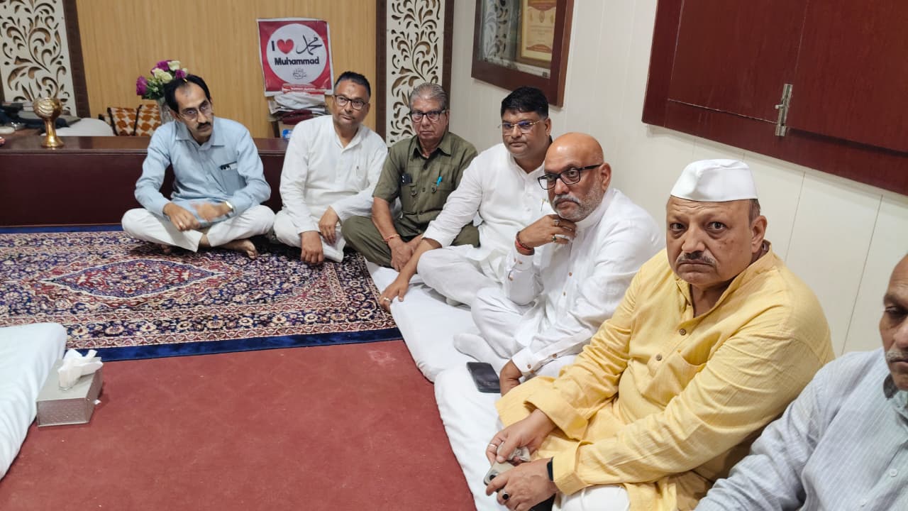 आधी रात तौकीर रजा के घर पहुंचे अजय राय, बरेली में गरमाई सियासत